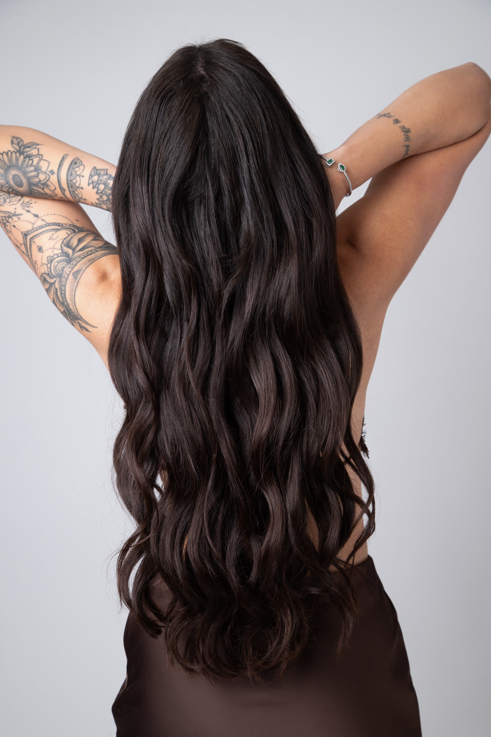 Mega hair com movimento e comprimento natural, visto de costas